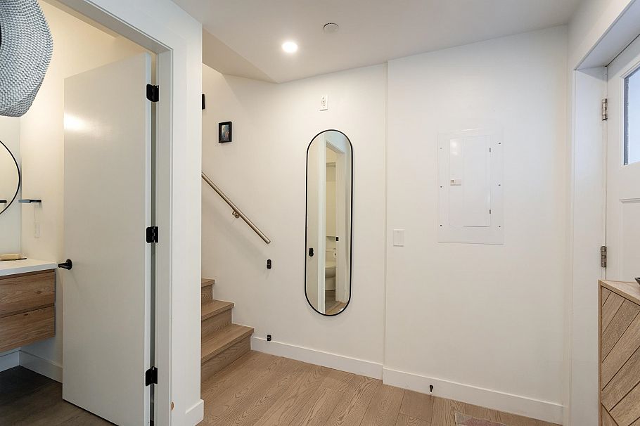 1372 E 10th Avenue Vancouver, BC - 12