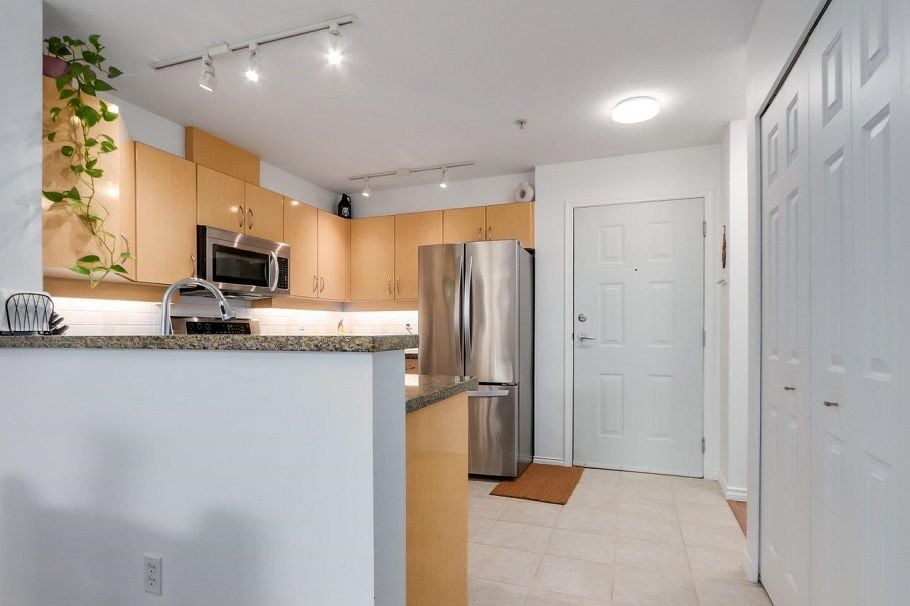 414 345 Lonsdale Avenue North Vancouver, BC - 16