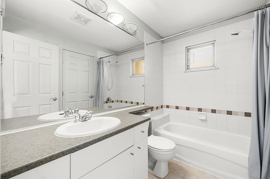 3265 Clermont Mews Vancouver, BC - 11