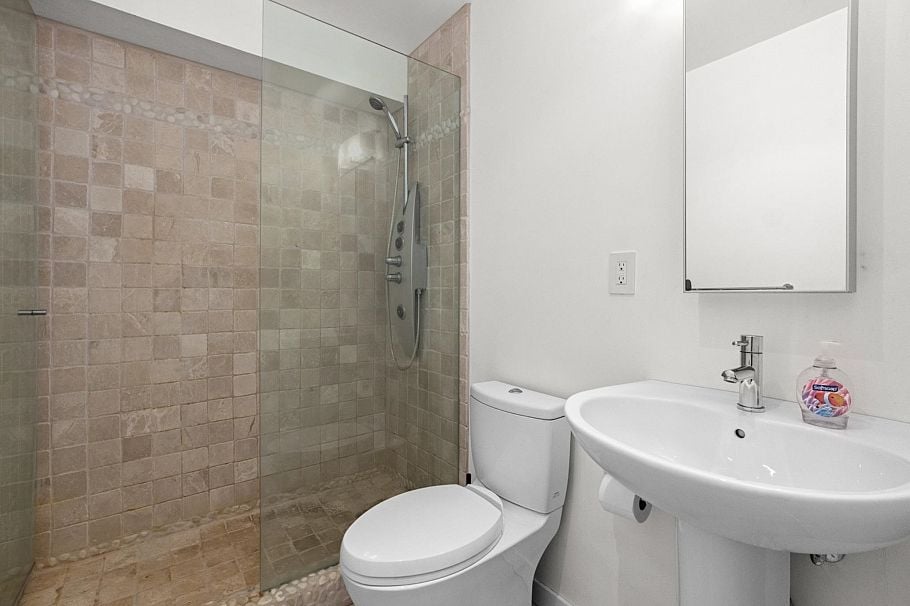 1286 W 7th Avenue Vancouver, BC - 13