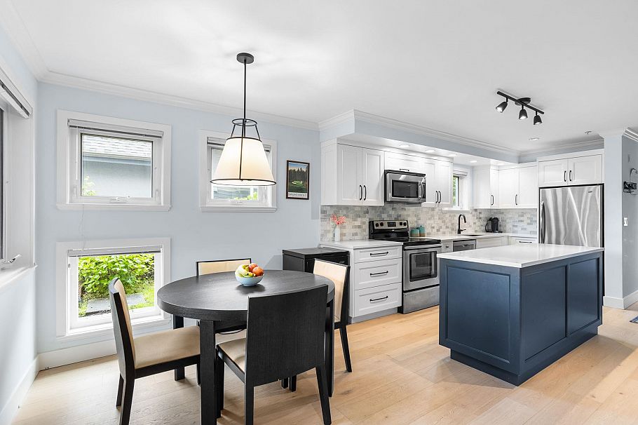 1121 St. Andrews Avenue North Vancouver, BC - 11