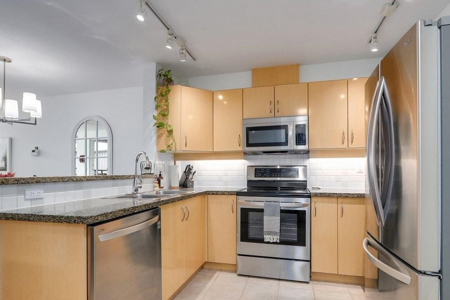 414 345 Lonsdale Avenue North Vancouver, BC - 17