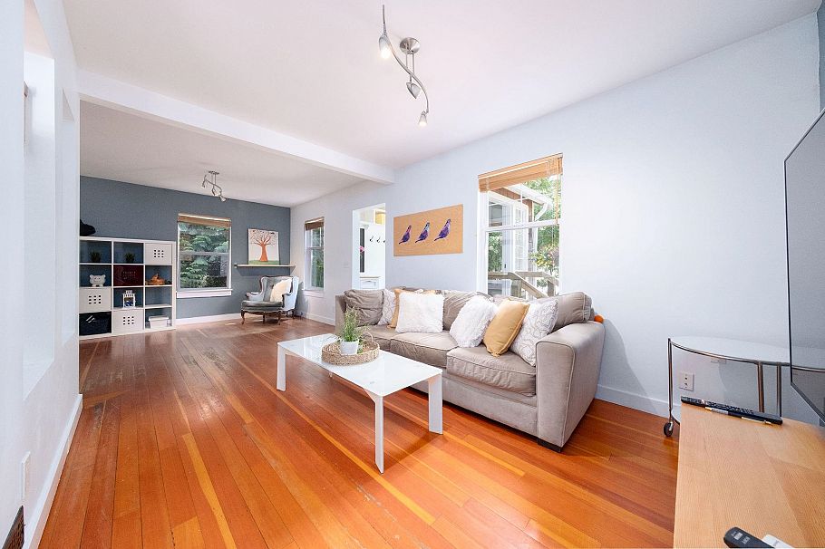 1075 Gladwin Drive North Vancouver, BC - 1