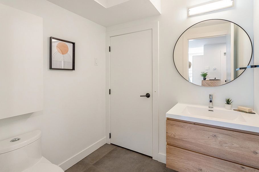 1372 E 10th Avenue Vancouver, BC - 11