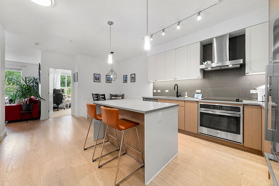 301 3205 Mountain Highway North Vancouver, BC - 12