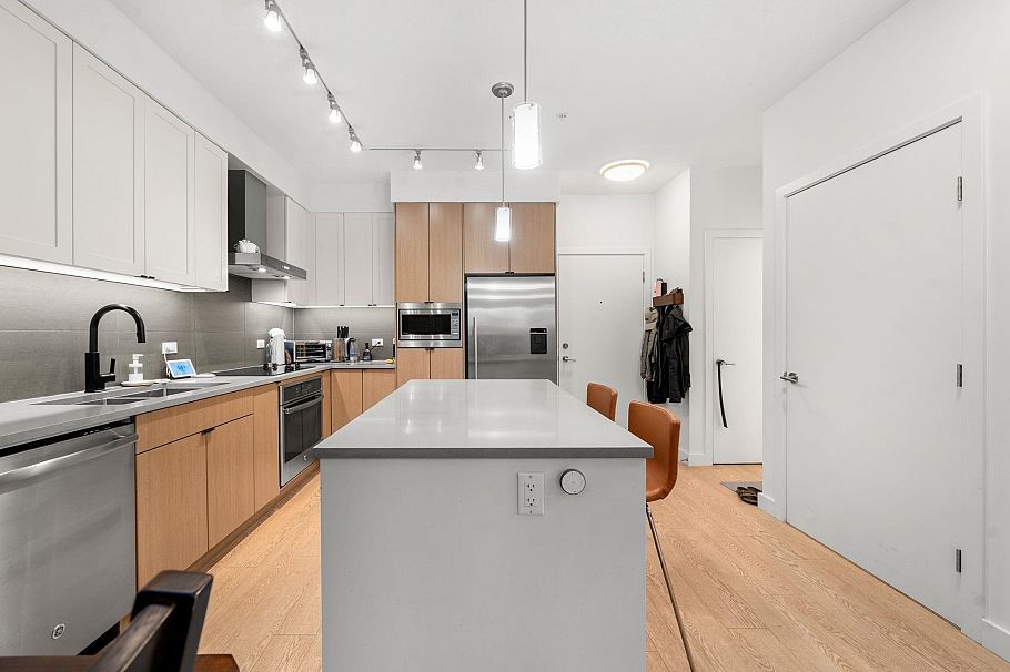 301 3205 Mountain Highway North Vancouver, BC - 9