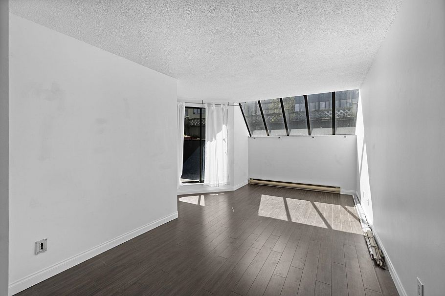 207 1270 Robson Street Vancouver, BC - 2