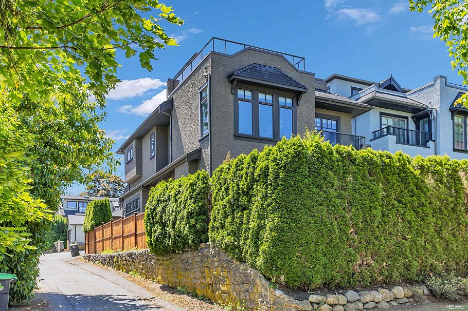 3618 W 24th Avenue Vancouver, BC - 36