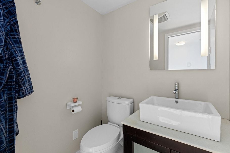 1286 W 7th Avenue Vancouver, BC - 26