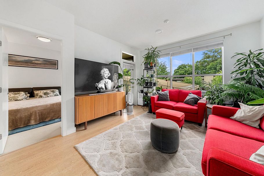 301 3205 Mountain Highway North Vancouver, BC - 3