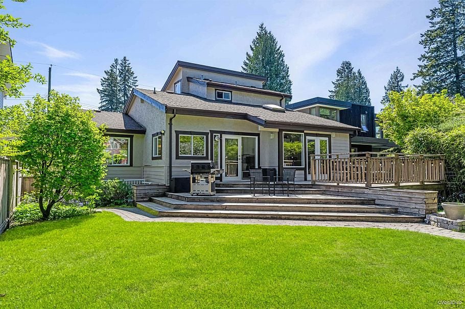 1140 W 20th Street North Vancouver, BC - 2