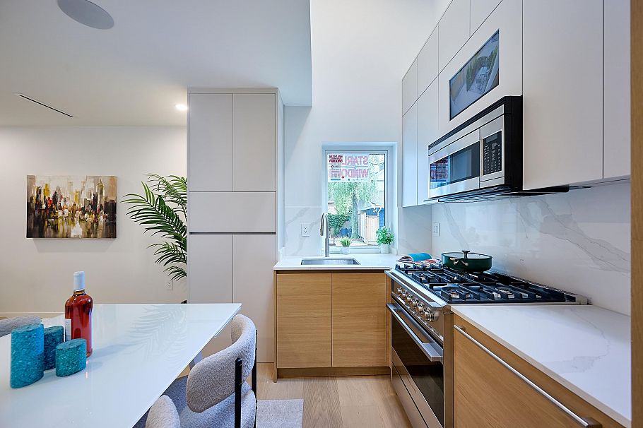 3674 W 1st Avenue Vancouver, BC - 5