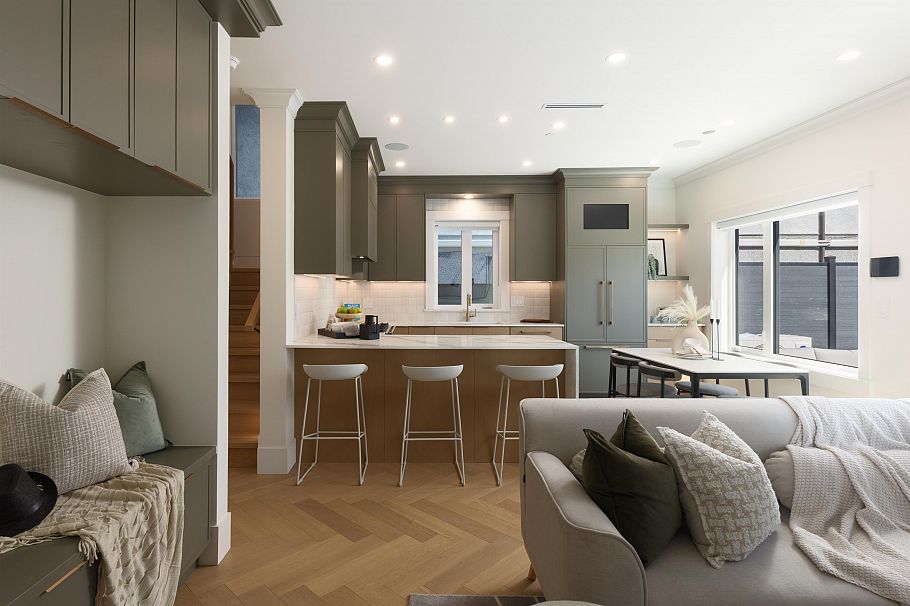 2 258 E 19 Avenue Vancouver, BC - 4