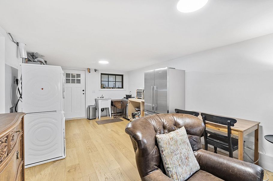 2072 Kitchener Street Vancouver, BC - 10