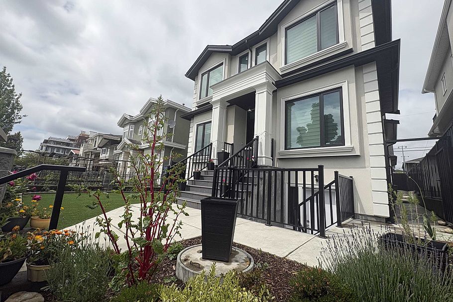 759 E 57th Avenue Vancouver, BC - 3