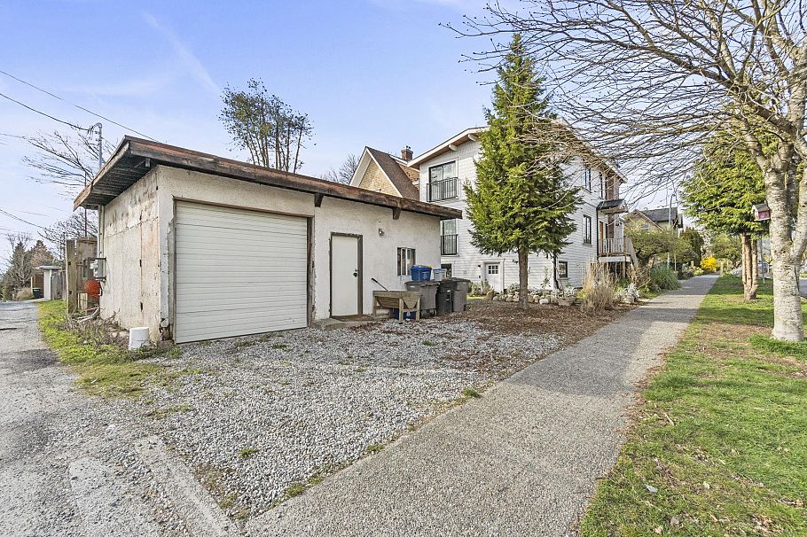 2072 Kitchener Street Vancouver, BC - 34