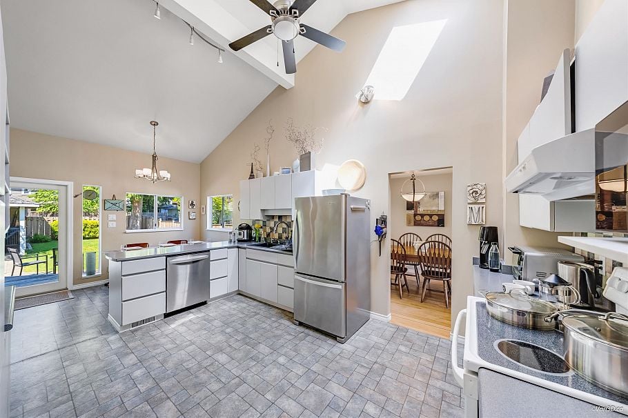 1140 W 20th Street North Vancouver, BC - 10