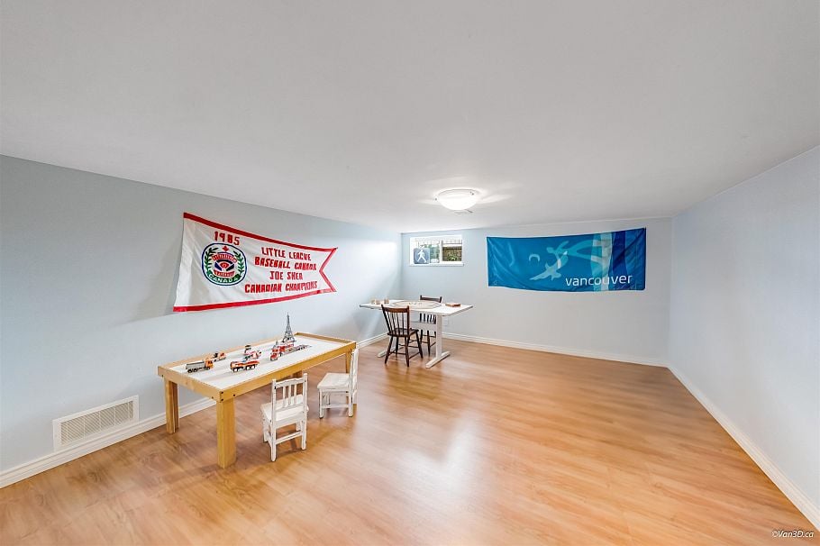 1140 W 20th Street North Vancouver, BC - 20