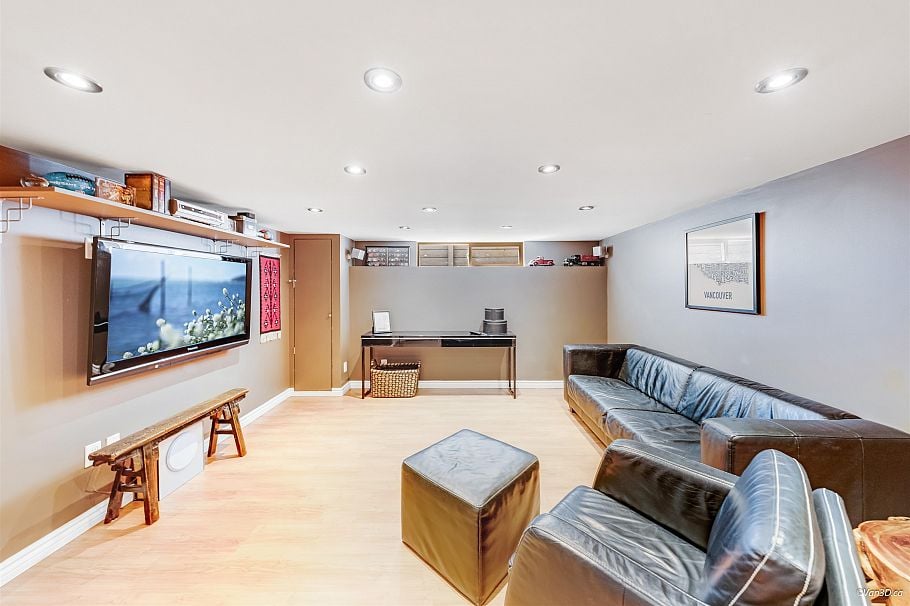 1140 W 20th Street North Vancouver, BC - 21