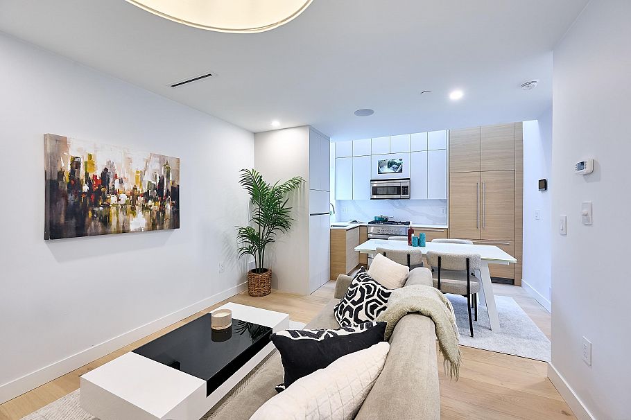3674 W 1st Avenue Vancouver, BC - 1