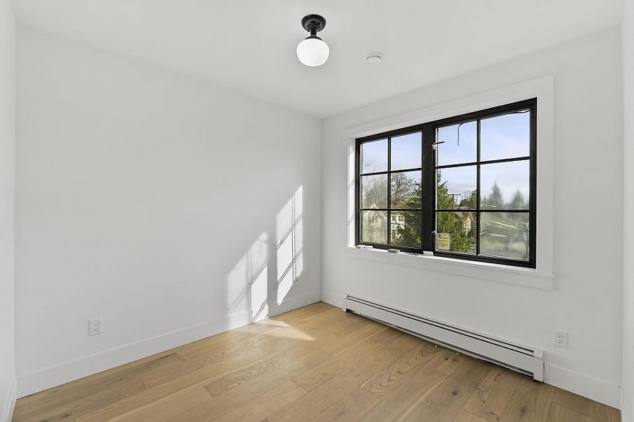 2072 Kitchener Street Vancouver, BC - 26