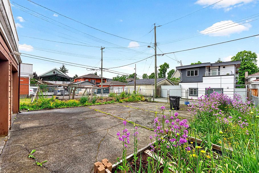 2031 E 23rd Avenue Vancouver, BC - 31