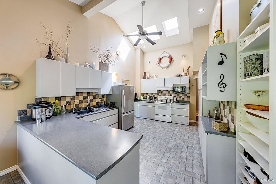 1140 W 20th Street North Vancouver, BC - 8