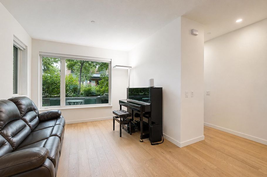 42 528 E 2nd Street North Vancouver, BC - 2
