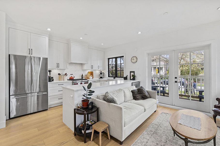 2072 Kitchener Street Vancouver, BC - 9