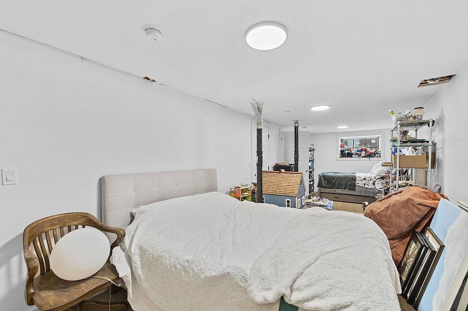 2072 Kitchener Street Vancouver, BC - 18