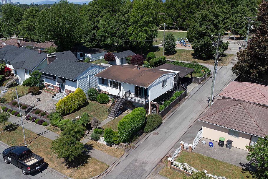 1987 E 61st Avenue Vancouver, BC - 4