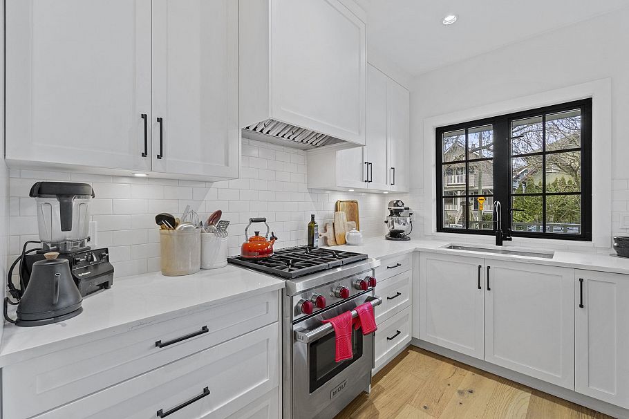 2072 Kitchener Street Vancouver, BC - 5