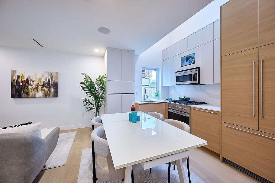 3674 W 1st Avenue Vancouver, BC - 4