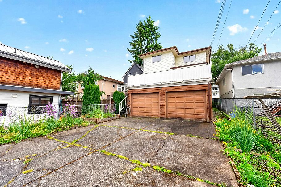 2031 E 23rd Avenue Vancouver, BC - 33