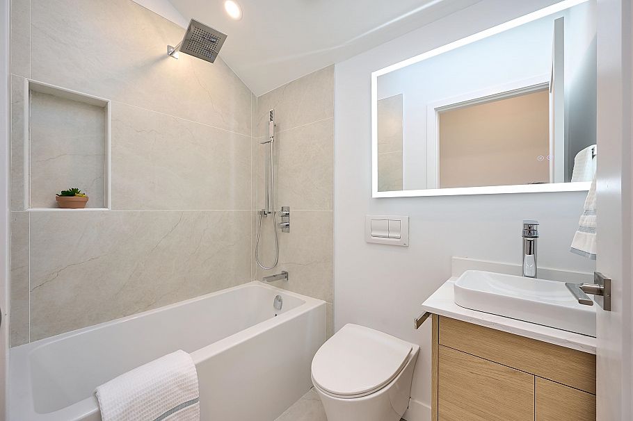 3674 W 1st Avenue Vancouver, BC - 16