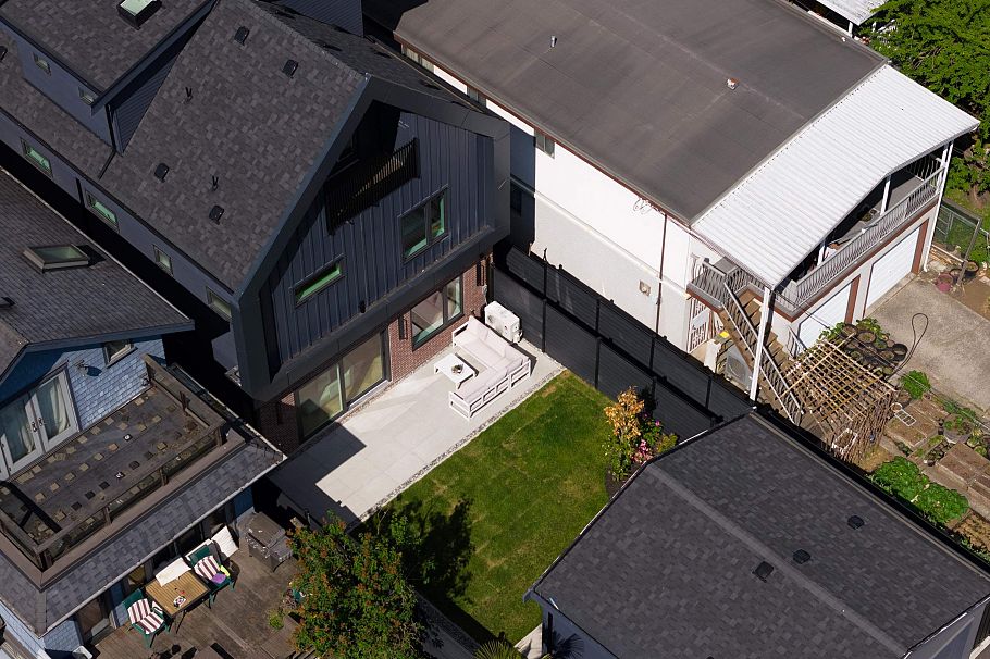 2 258 E 19 Avenue Vancouver, BC - 11