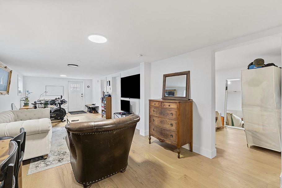 2072 Kitchener Street Vancouver, BC - 8