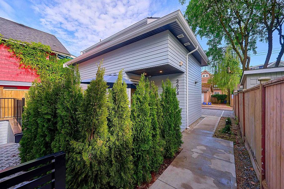 3674 W 1st Avenue Vancouver, BC - 3