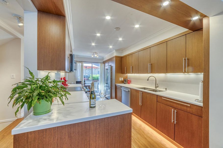 6 815 Tobruck Avenue North Vancouver, BC - 3