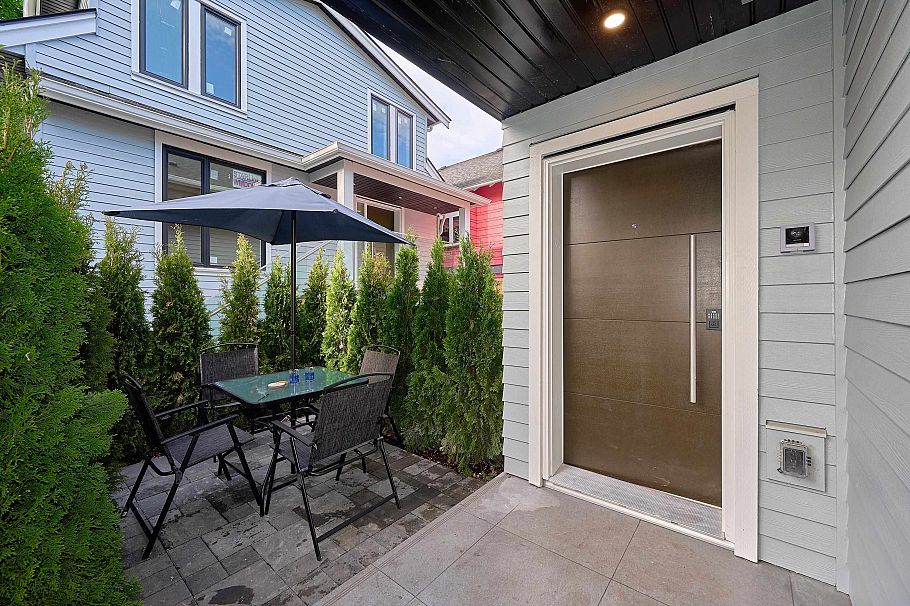 3674 W 1st Avenue Vancouver, BC - 1