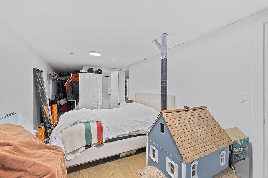 2072 Kitchener Street Vancouver, BC - 19