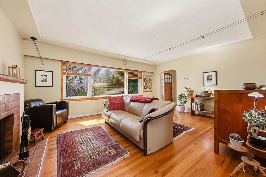 818 E 6th Street North Vancouver, BC - 2
