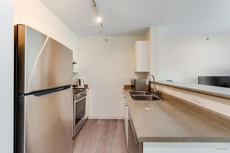 205 3438 Vanness Avenue Vancouver, BC - 4