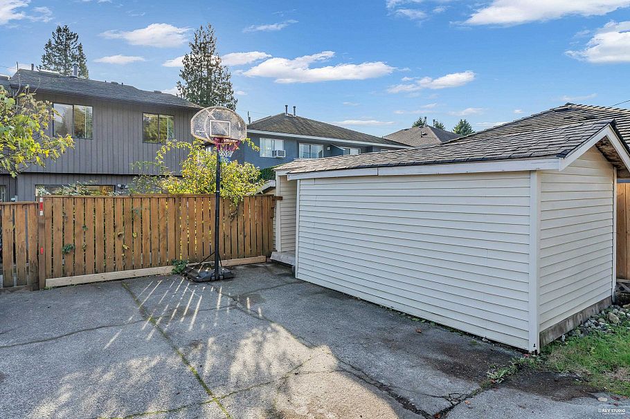 252 E 21st Street North Vancouver, BC - 36