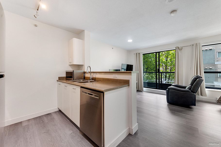 205 3438 Vanness Avenue Vancouver, BC - 3