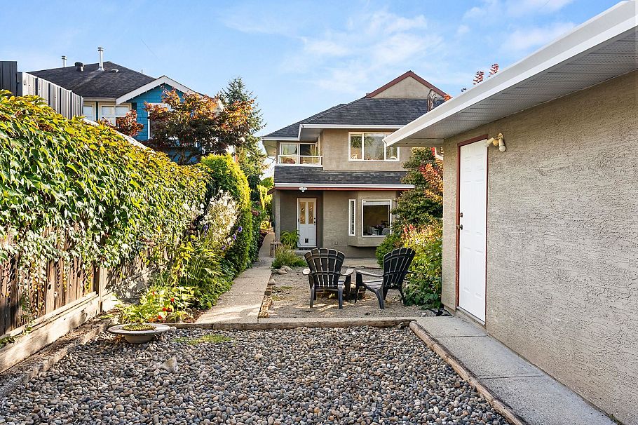 346 W 14th Street North Vancouver, BC - 29
