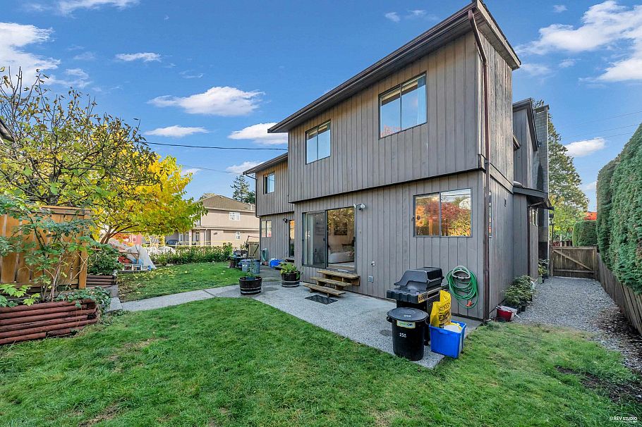 252 E 21st Street North Vancouver, BC - 35