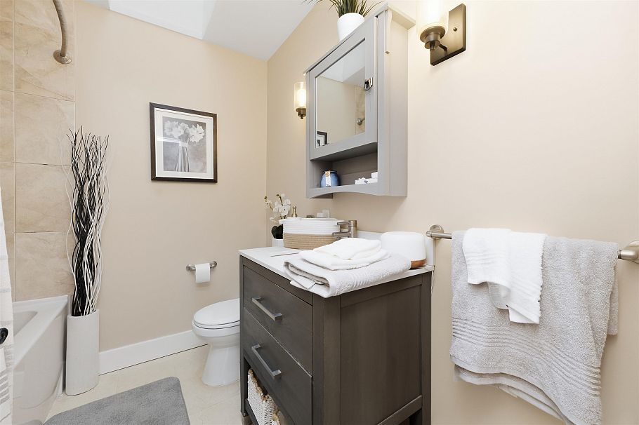 4535 Raeburn Street North Vancouver, BC - 24