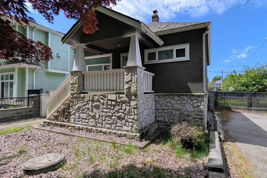 4751 Henry Street Vancouver, BC - 2