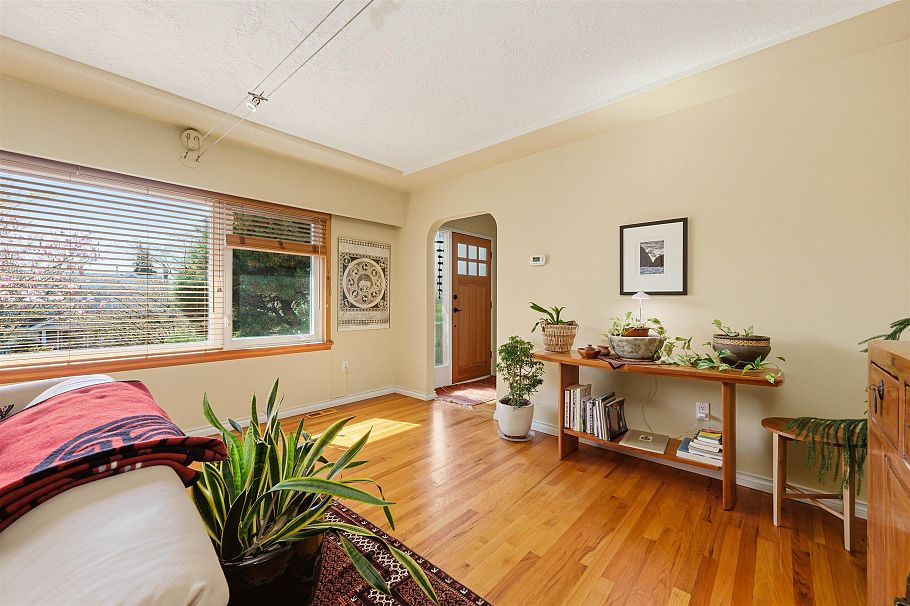 818 E 6th Street North Vancouver, BC - 6
